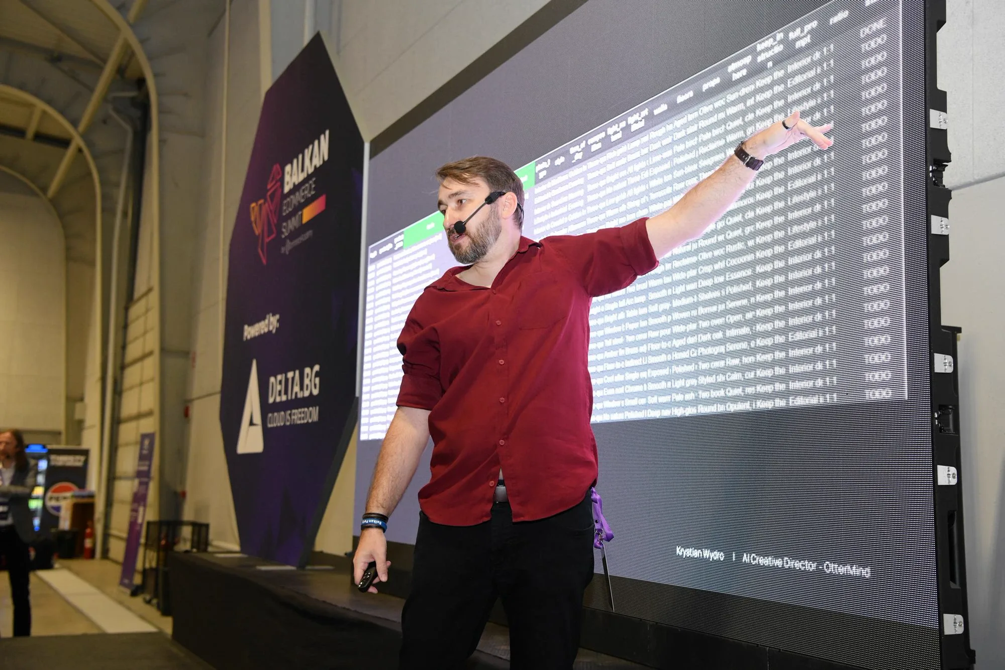 Krystian Wydro wskazuje na ekran na scenie podczas Balkan eCommerce Summit 2026 w Sofii