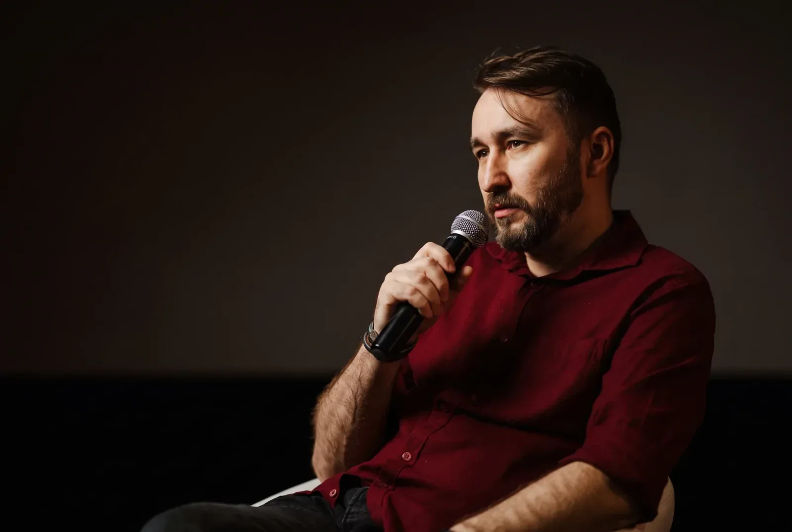 Krystian Wydro w bordowej koszuli mówi do mikrofonu podczas IAB HowTo: AI Made Me Do It 2026 w Warszawie