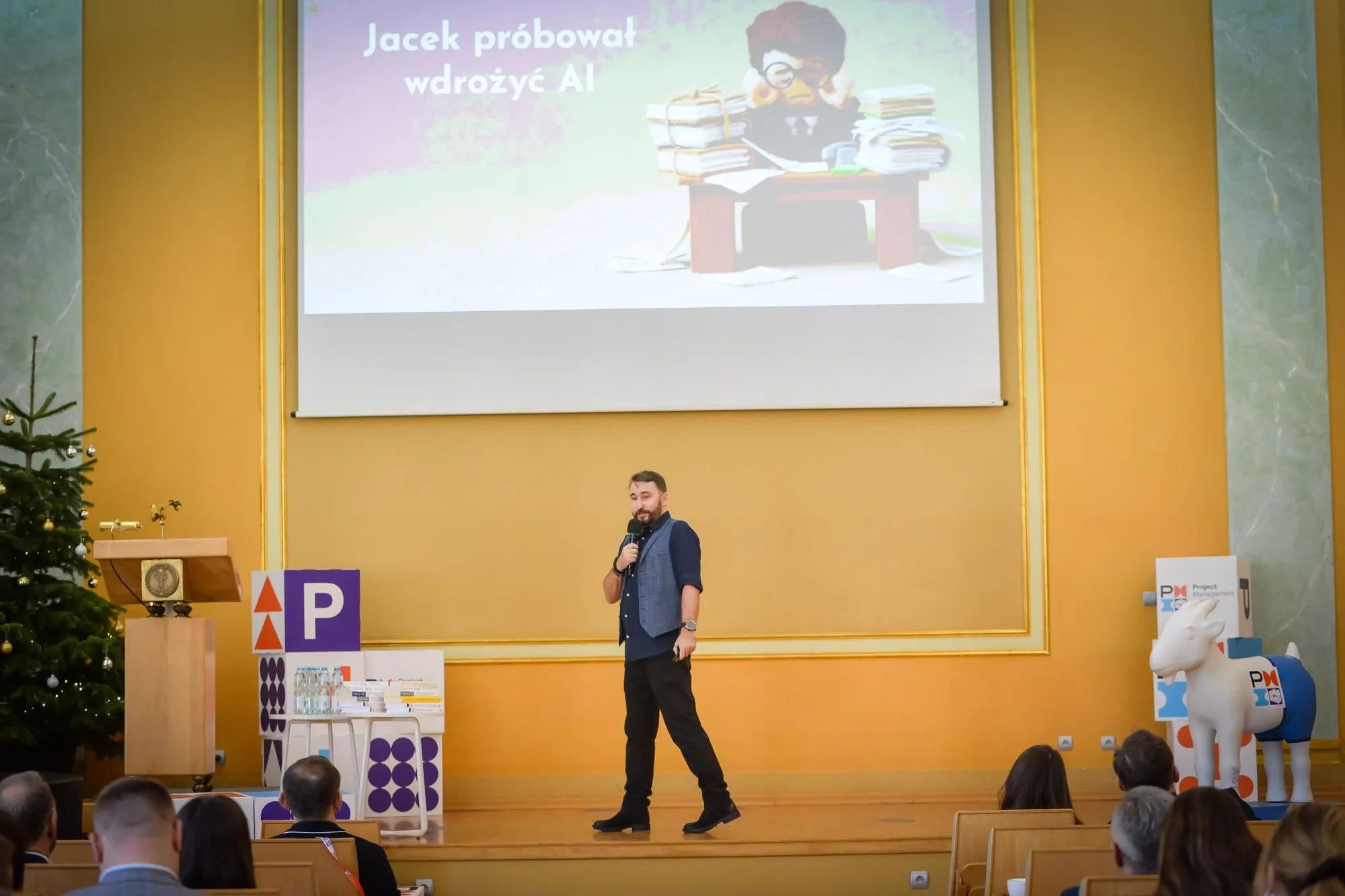 Filcowa postać siedząca za biurkiem