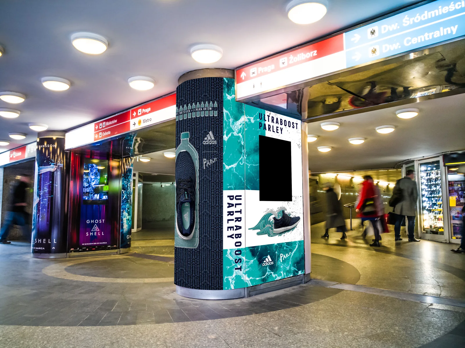 Słup oklejony grafiką adidas Ultraboost Parley w przejściu podziemnym