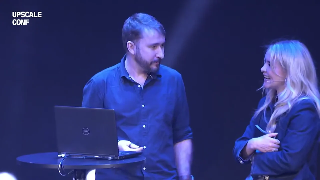 Krystian Wydro przy laptopie na scenie Prompt Battle podczas Freepik Upscale 2025