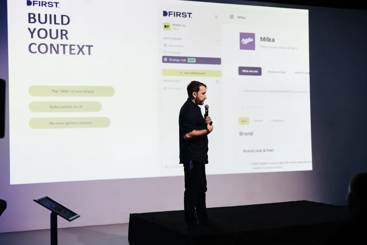 Krystian Wydro prezentuje DFirst na scenie BytePlus AI Day w Warszawie